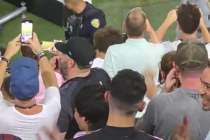 有伤？梅西一听到终场哨就快速离开球场，没有致意对手也没换球衣