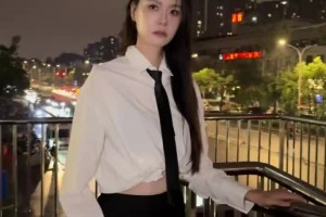 寂寞寂寞不好！许诺一身白衬衣+短裙穿搭：拼了命的刷存在~