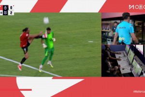 完全失控了！穆里奇飞踹加西亚，主裁查看VAR直红罚下！