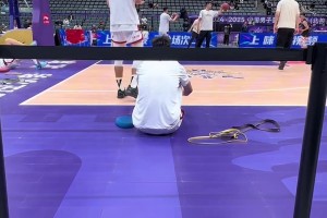 好家伙，真就是在球场边钓鱼呢