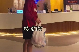 赵睿凌晨5点多回酒店遇到等待的球迷 主动问笔给球迷签名❤️