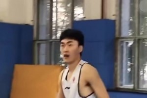 郭艾伦：这天赋要是给我……名场面：刘雁宇摸高看呆郭艾伦！