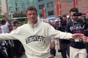 拜仁传奇迎美职联首秀！穆勒抵达球场球迷热烈欢迎！