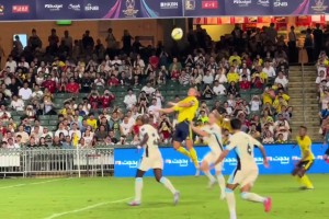 C罗展示逆天弹跳，但身后被对手下黑手