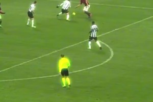 蔡大老师脸蛋小小的身材大大的，还被保安问是不是未成年🤣