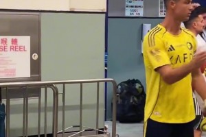 😨成都vs河南赛后看台冲突，球迷扔水瓶砸中河南队人员