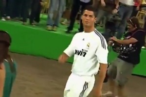 女记者肉眼可见的开心啊！名场面！C罗：别说话，让我吻你！