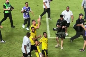 现场的球迷太幸福了！C罗赛后带队向球迷谢场，将球衣送给球迷