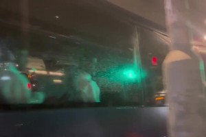 球迷遇到利雅得胜利大巴，C罗在大巴车上跟球迷打招呼