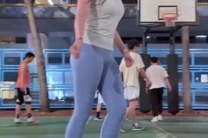 瑜伽裤有加成！😍野球场肘姐：跟我一组，我来负责得分