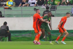 小球迷冲场想与C罗合影，近在咫尺被带走回头望向C罗满是遗憾