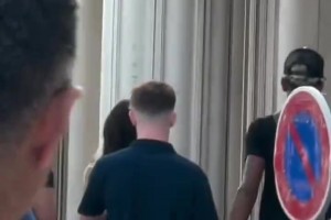 进展迅速😘！亚马尔被拍到与绯闻女友一起逛街，并同住一家酒店