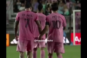 逆天！外网：梅西牵德保罗的手失败转而拍了他的屁股🤣