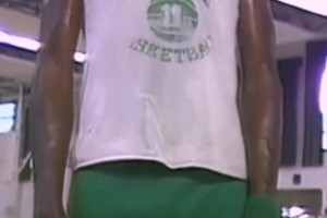 幼鲨！高中时期的奥尼尔长这样，身体极为精壮！