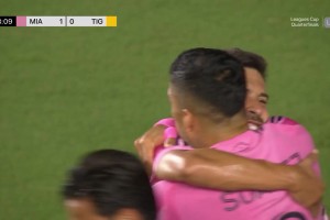 阿尔巴传中造点苏亚雷斯主罚破门，看台上的梅西咧嘴笑了出来😂