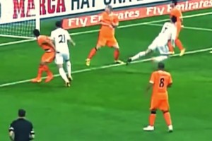 厉害了！C罗射门向后踢破门！这球也太神奇了！