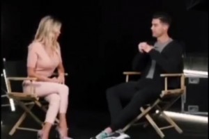 你俩这是玩上了！C罗在节目里教卡里乌斯老婆Siuuuuu😂