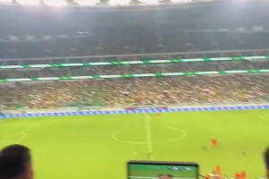 赛后欢乐多！实拍：国安锋霸法比奥主动申请一段“Waka Waka”