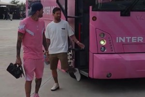 缺席今天比赛！梅西穿着便装抵达球场支持球队！