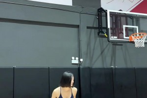 妹子尝试复刻王俊杰的翻身跳投 有几分相似？