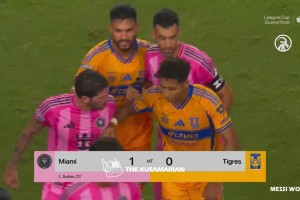 阿尔巴被队友踩脚后一瘸一拐，梅西伤完伤阿尔巴啊，老头好惨😅