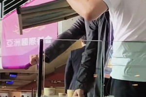 球迷在香港大球场偶遇霍启山！老先生对球迷们热情地摆手😙