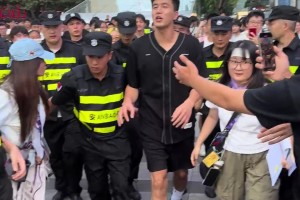 郭艾伦重庆行被大批球迷追随 感觉比库里中国行还受欢迎啊😍