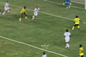 可惜没打上力量！40岁老将C罗禁区内倒钩险些破门