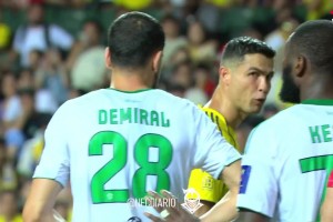 利雅得胜利球迷：C罗告诉本托不要离开球门，但他就是不听😡