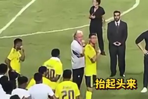 领袖！C罗领取亚军奖牌前鼓励队友：抬起头来不要垂头丧气