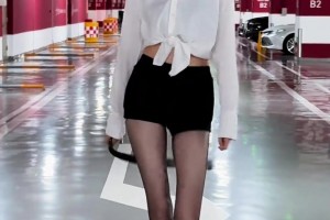 这谁还敢啊！许诺身穿黑丝手拿皮鞭：让我看看谁练球偷懒呢？