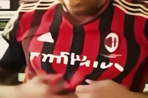 米兰官方社媒晒出当年科比穿上红黑球衣的视频，红黑之心🙏