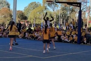 这威慑力丝毫不输当年奥尼尔啊😂