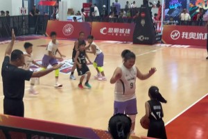 这就有点欺负人了😂小妹妹都忍不住笑了