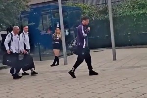 韩国女明星文夏奈尔内脚背抽外旋，这种去开纽卡的球我是支持的！