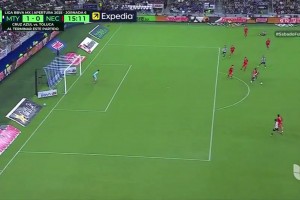 脚头硬！奥坎波斯不停球迎球怒射世界波，这球压的太漂亮了🤫