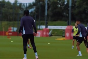 曼联备战富勒姆的最后一练！B费潇洒插花脚，塞斯科凌空抽射破门