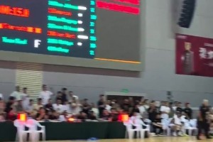 给机会不中用啊！张文逸绝杀出手走步，杜锋无奈摸头苦笑！