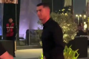 C罗出席EWC电竞世界杯闭幕式跟球迷微笑打招呼👋