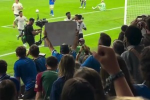 球迷实拍：维尼修斯对着裁判喋喋不休，姆巴佩赶紧捂着他的嘴