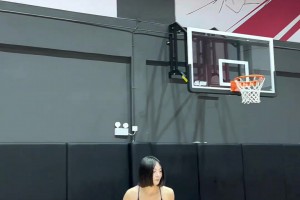 一丰满小姐姐晒视频：学了一下王俊杰的翻身后仰跳投🙊