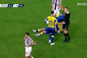 没有必要的动作！坎比亚索肘击对手面部被直红罚下！