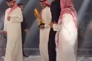 电竞世界杯颁奖现场台下高喊SIU，C罗微笑竖起大拇指👍