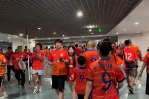 躺枪啊😓！实拍：山东泰山球迷在济南奥体高喊“国安XX”