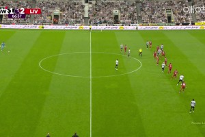 利物浦连丢2球！纽卡后场定位球吊向禁区，奥苏拉破门