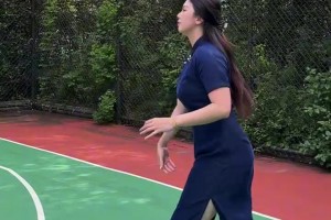 穿旗袍打球这韵味，肘子姐可太会整活了