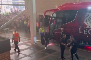 这回真结下梁子了！利物浦抵达纽卡主场时，纽卡球迷发出巨大嘘声