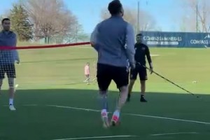 配合默契的苏牙和梅西！名场面：巴萨U40的2v2网式足球！