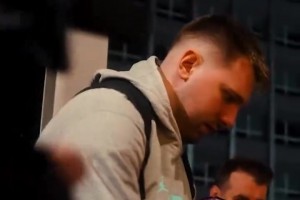 男篮欧锦赛东契奇带领斯洛文尼亚男篮抵达下榻酒店