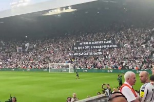 对伊萨克的警告？纽卡球迷横幅：凭一己之力干不成任何事